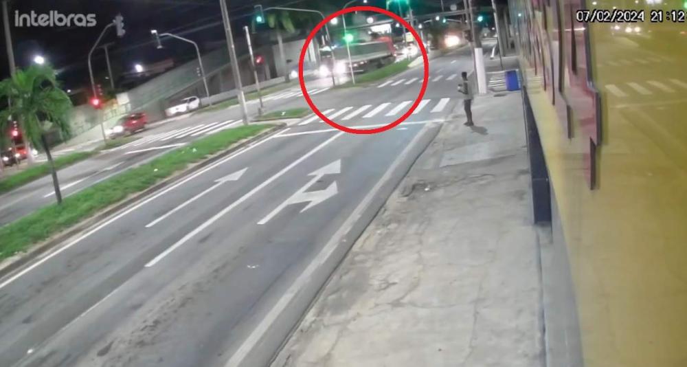 Ciclista cai de passarela na BR 101 quebra as pernas e sofre lesão na