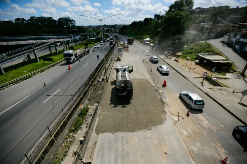 BR-324 teve cratera aberta no km 604. Foto: Arisson Marinho / Correio