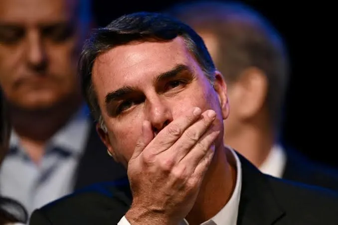 Flavio Bolsonaro consta como filiado ao missão e é impedido de registrar candidatura