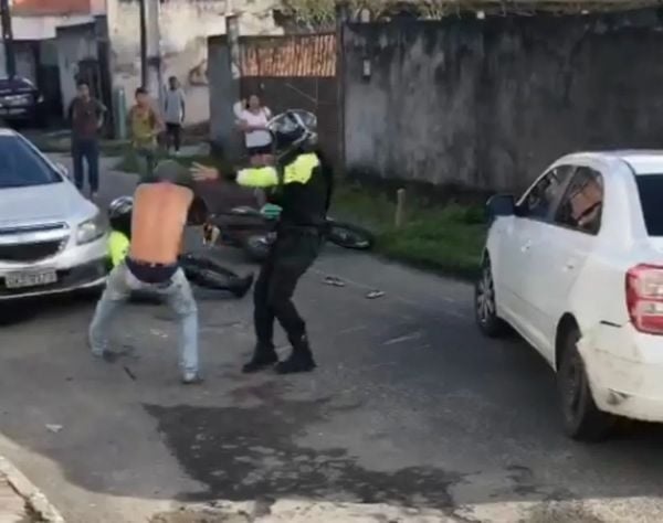 Motorista tentou fugir após atropelar agente de trânsito em Camaçari. Crédito: Reprodução