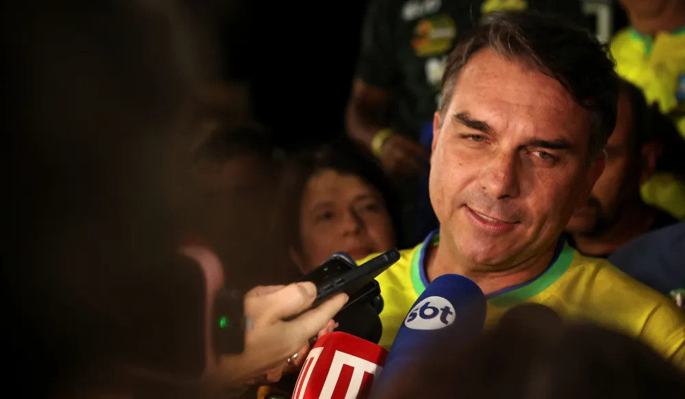 Empresa ligada a investigado no escândalo do INSS bancou viagens de Flávio Bolsonaro em jatos de luxo na Europa. Foto: Reprodução/Internet