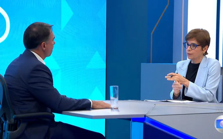 Flávio Bolsonaro cita Huck e executivo demitido e leva sermão de Renata Lo Prete. Foto: Reprodução/Internet