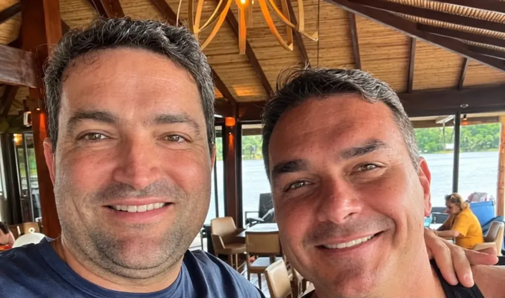 Willer Tomaz e Flávio Bolsonaro. Foto: Reprodução/Redes Sociais