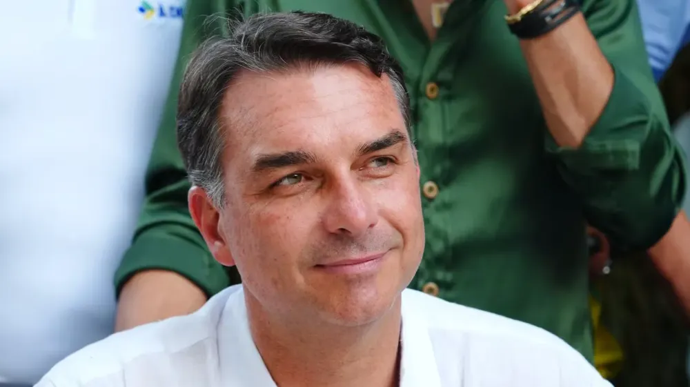 Investigações sobre hospitais federais do Rio voltam ao debate e levantam suspeitas sobre influência de Flávio Bolsonaro durante a pandemia. Foto: Charles Vieira/Campanha de Flávio Bolsonaro.