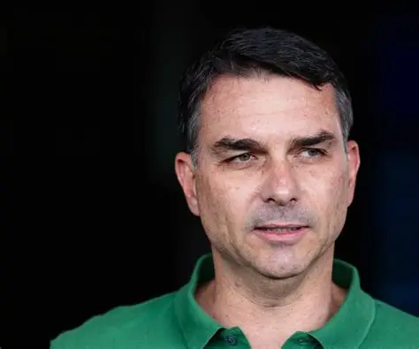 Flávio Bolsonaro foge para os EUA após descumprir ordem de Moraes. Foto: Bloomberg