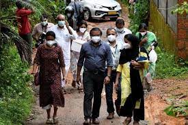 Integrantes de uma equipe médica da Faculdade de Medicina de Kozhikode indo realizar testes para o vírus Nipah. Foto: Stringer/Reuters