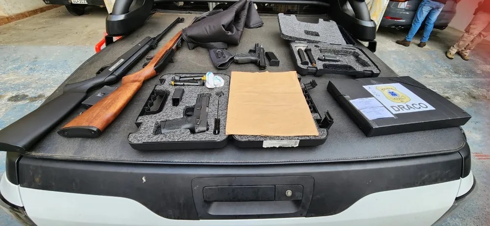 Armas foram apreendidas na operação — Foto: Ascom-PC