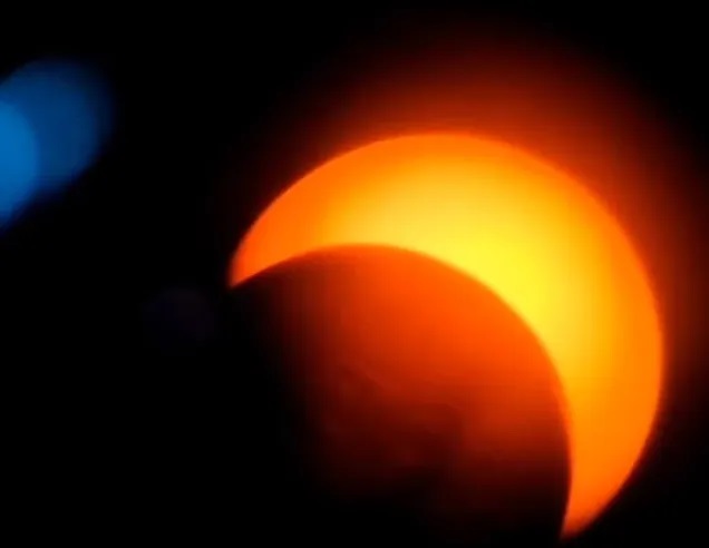 O eclipse acontece quando a Lua passa entre a Terra e o Sol, cobrindo a maior parte do disco solar e deixando visível apenas um “anel de fogo” - Foto: Reprodução/ \ Ilha da Ciência