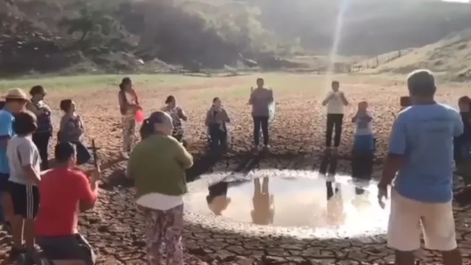 Moradores se ajoelham em barragem, fazem novena e pedem chuva em cidade na Bahia— Foto: Blog do Anderson.