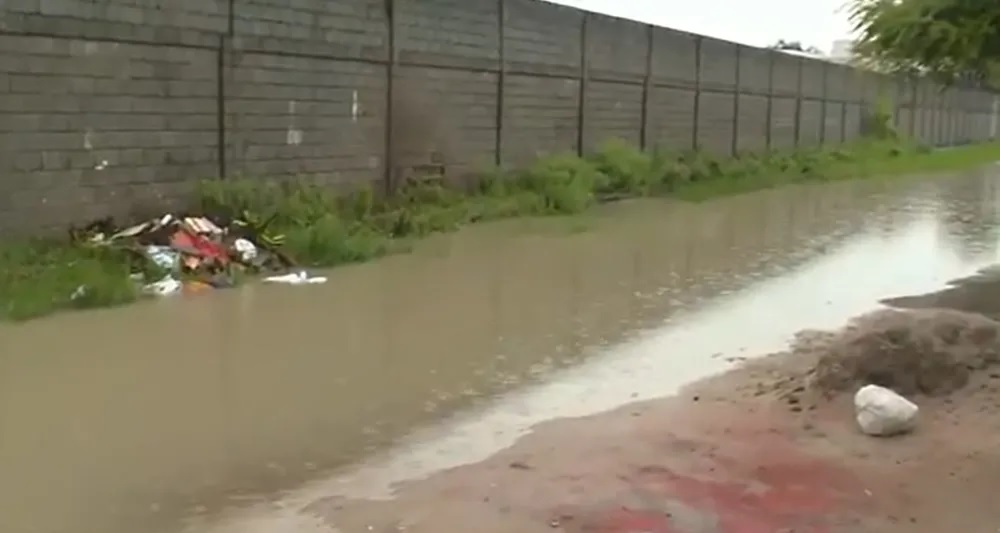 Chuva deixa rua alagada no bairro Sim, em Feira de Santana — Foto: Reprodução/TV Subaé