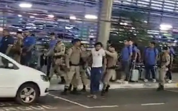 Policiais militares escoltaram os jogadores e dispersaram protestantes (Foto: Reprodução / X)