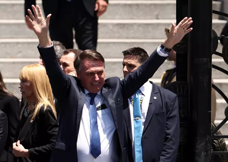 Bolsonaro foi barrado em foto com líderes de Estado na posse de Milei. Foto: Reuters