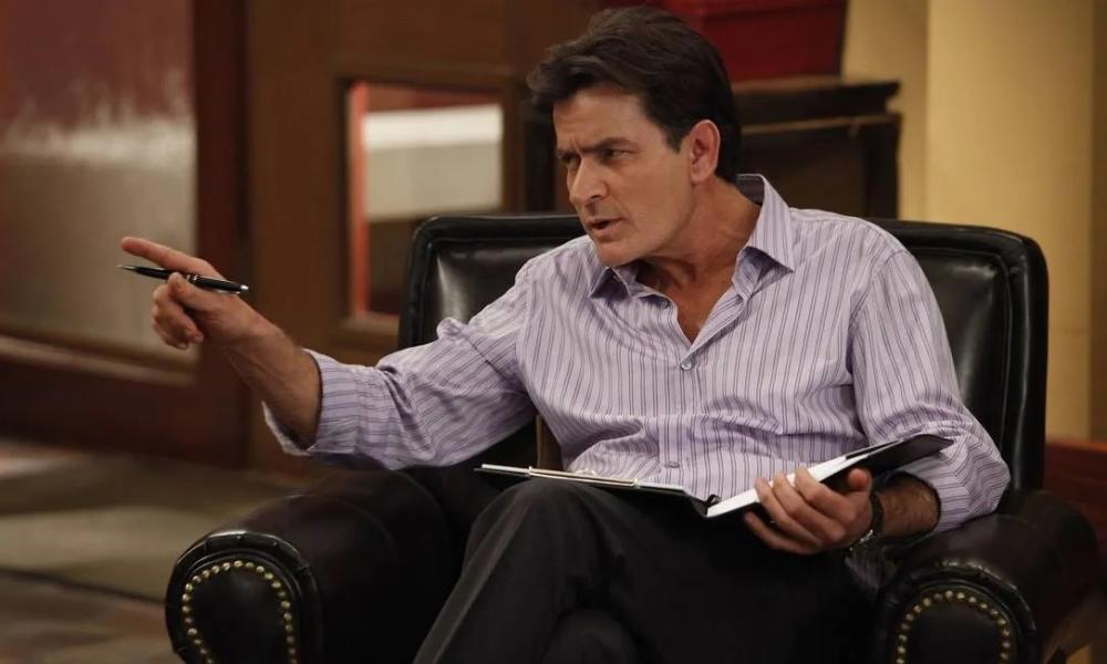 Charlie Sheen, 58 anos, é um atro de Hollywood conhecido por seu estilo 