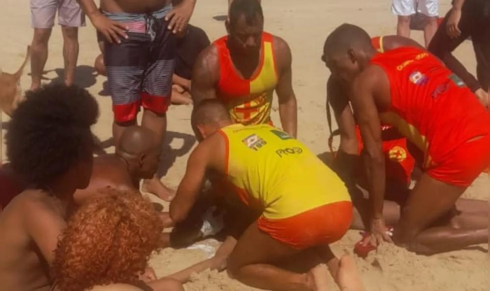 Salva-vidas fizeram manobras de reanimação, mas o jovem não resistiu. Reprodução/Redes Sociais
