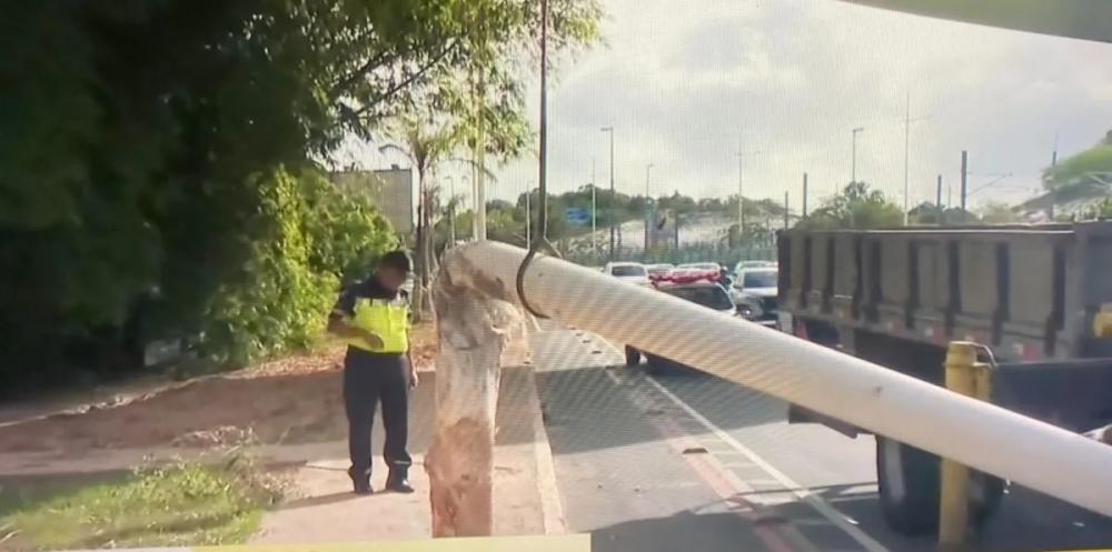 Outro carro foi atingido com a queda do poste - Foto: Reprodução | Record
