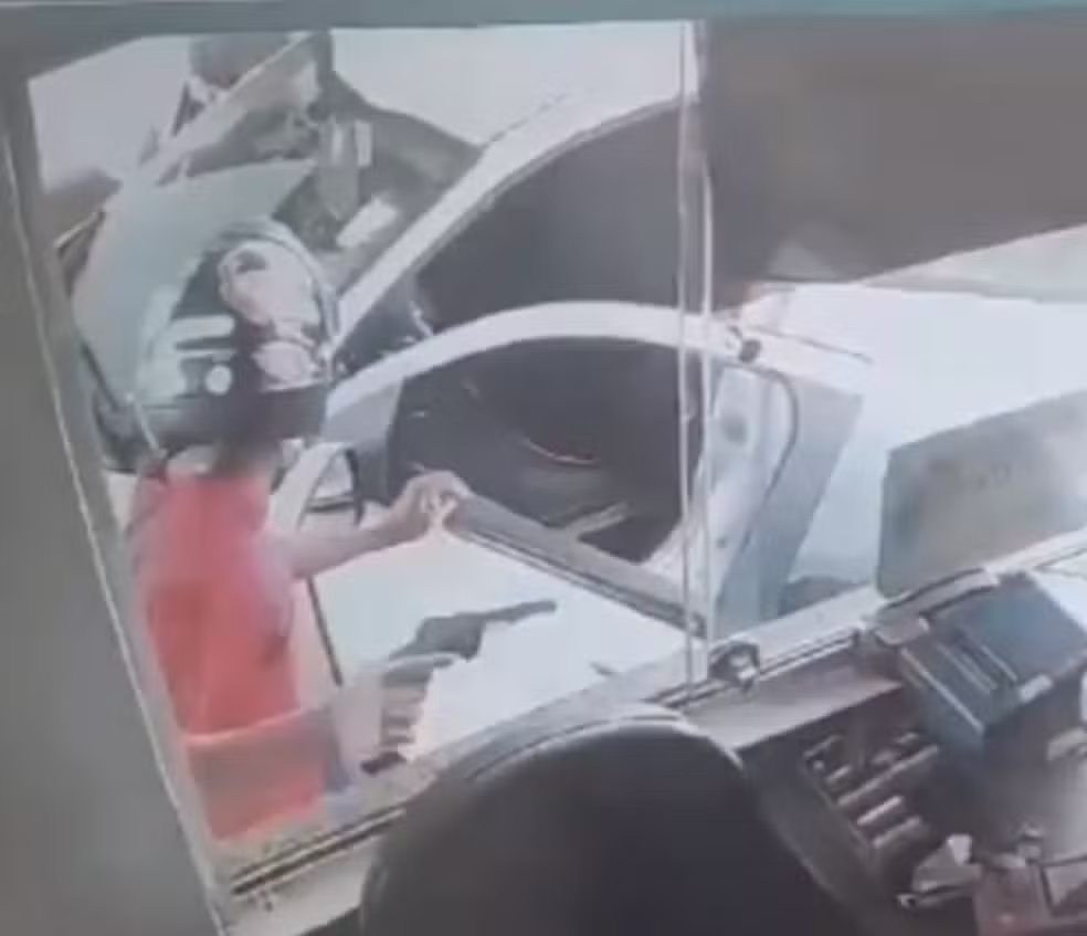 Suspeito estava armado e assaltou motorista e funcionária em Simões Filho. Foto: Reprodução