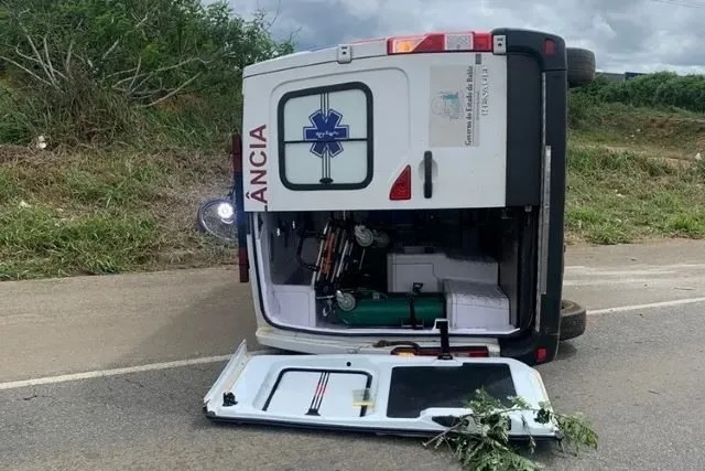 Motorista da ambulância também não se feriu - Foto: Reprodução | Achei Sudoeste