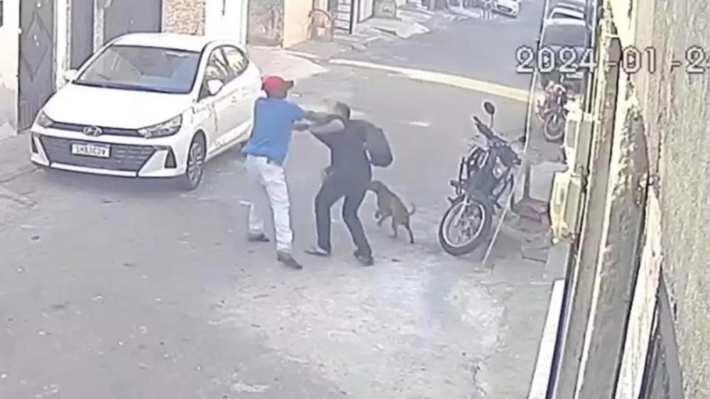 Momento em que os dois homens travam luta corporal | Reprodução