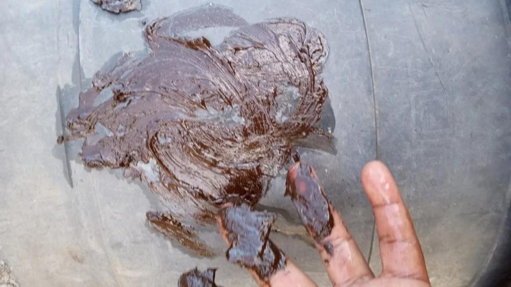 Manchas de óleo atrapalham trabalho de pescadores e marisqueiros. Foto: Reprodução