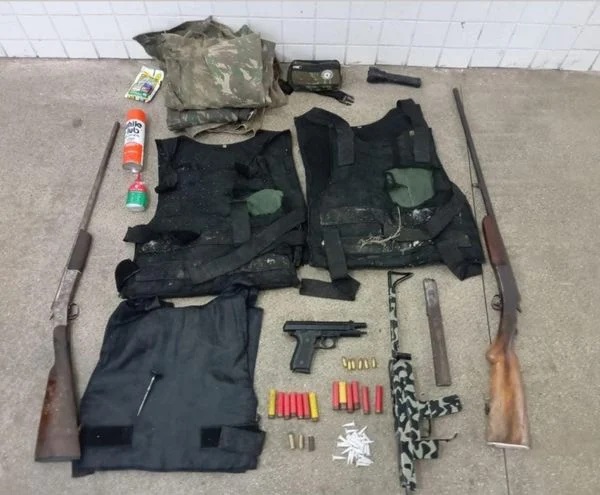 Armas, drogas, munições e roupas camufladas foram apreendidas Crédito: Divulgação/PM