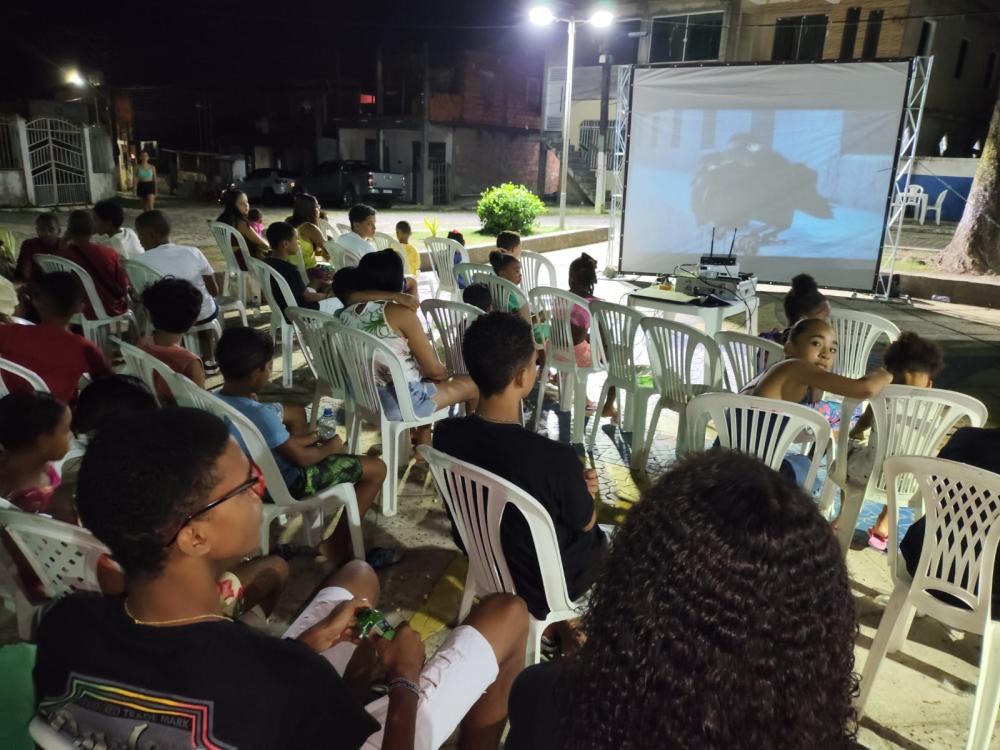Cine Comunidade no bairro da Jabequara