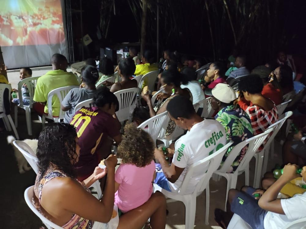 Sessão de cinema na comunidade de Santa Elisa, em São Francisco do Conde