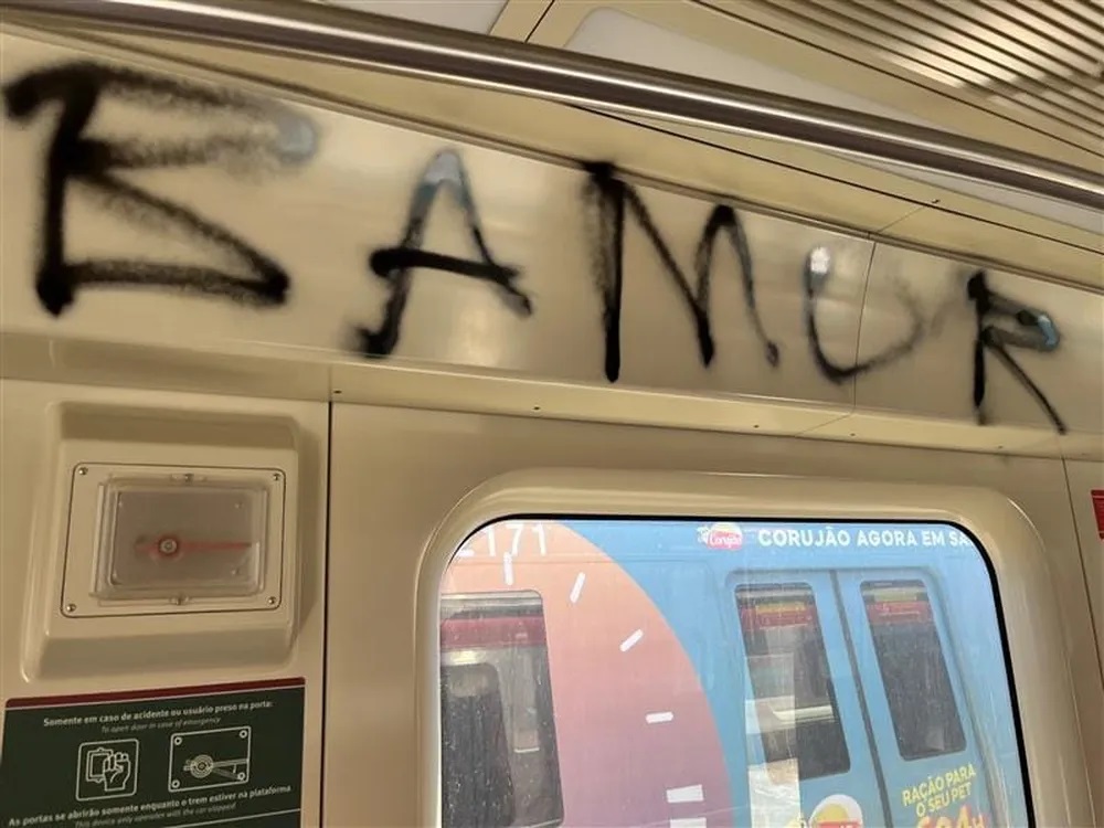 Metrô de Salvador é pichado e vandalizado com nome de torcida organizada do Bahia — Foto: Divulgação/CCR Metrô Bahia