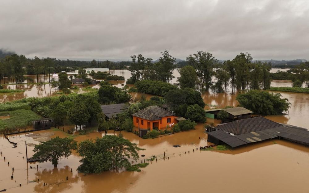 Vista aérea mostra áreas inundadas na cidade de Encantado, Rio Grande do Sul. Foto: AFP 