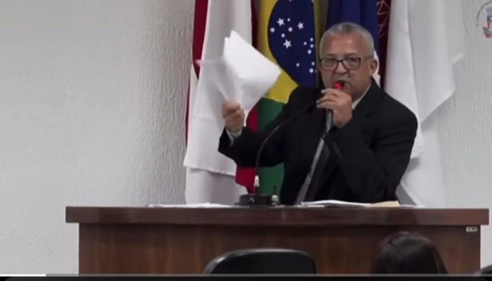 Vereador Sílvio Correia, durante apresentação de denúncia na Câmara de Vereadores de Candeias / Print vídeo 