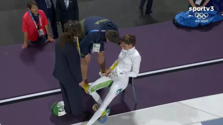 Nathalie Moellhausen passou mal em prova de esgrima. Foto: Reprodução / SporTV