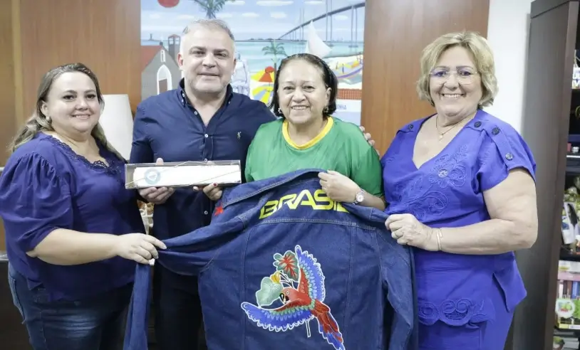 Governadora do RN, Fátima Bezerra, recebeu uma jaqueta das bordadeiras e do prefeito de Timbaúba dos Batistas, Ivanildinho. Foto: Carmem F.