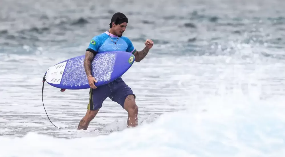 Gabriel Medina comemora a medalha de bronze na Olimpíada de Paris. Foto: William Lucas/COB