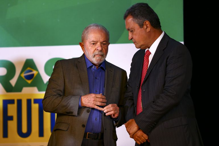 O presidente eleito, Luiz Inácio Lula da Silva, e o futuro ministro da Casa Civil, Rui Costa, durante anúncio de ministros no CCBB Brasília.