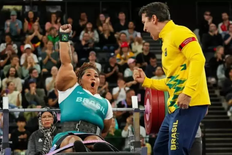 Tayana Medeiros comemora a conquista do ouro nos Jogos Paralímpicos de Paris. Foto: Ana Patrícia de Almeida/CPB 