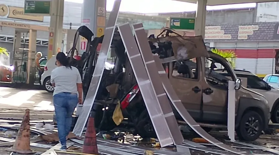 Carro explodiu nas primeiras horas da manhã deste sábado, 9 - Foto: Reprodução/Redes Sociais
