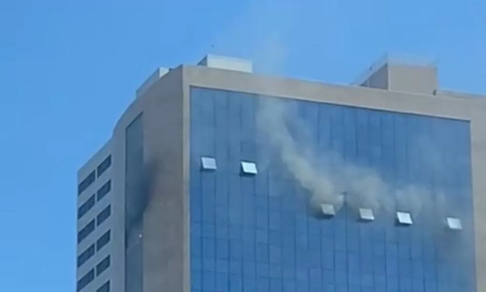 Centro empresarial é alvo de incêndio na ACM. Foto: Aratu On