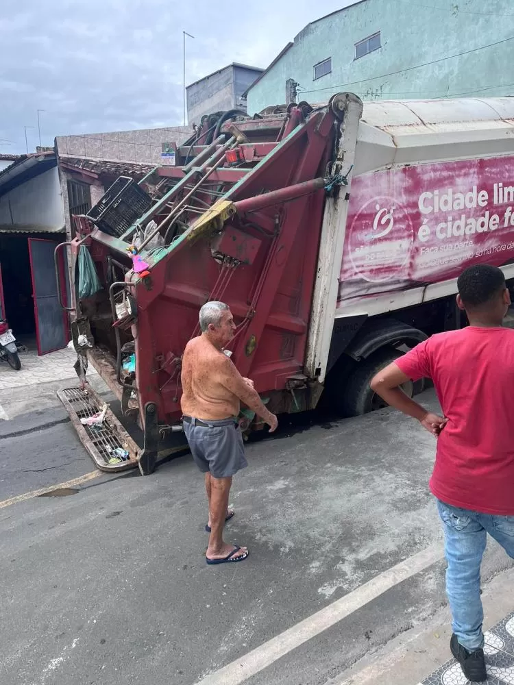 Asfalto cede e carro de coleta de lixo é engolido em São Sebastião do Passé. Foto: Reprodução/WatsApp