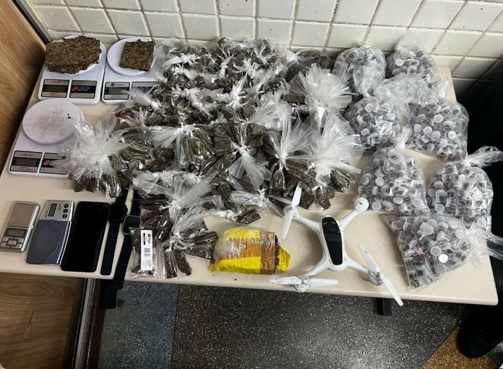 Drone, maconha e balança de precisão foram apreendidos com os suspeitos. Foto: Divulgação/PM