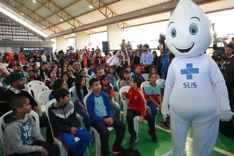 Alunos da rede pública serão vacinados na própria escola ou serão levados até a UBS de referência, sempre com o consentimento dos responsáveis. Luiz Fortes/MEC