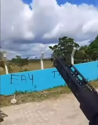 Nas imagens, é possível ver os criminosos circulando pelas ruas com armamento pesado, incluindo fuzis e pistolas. Reprodução /Redes Sociais