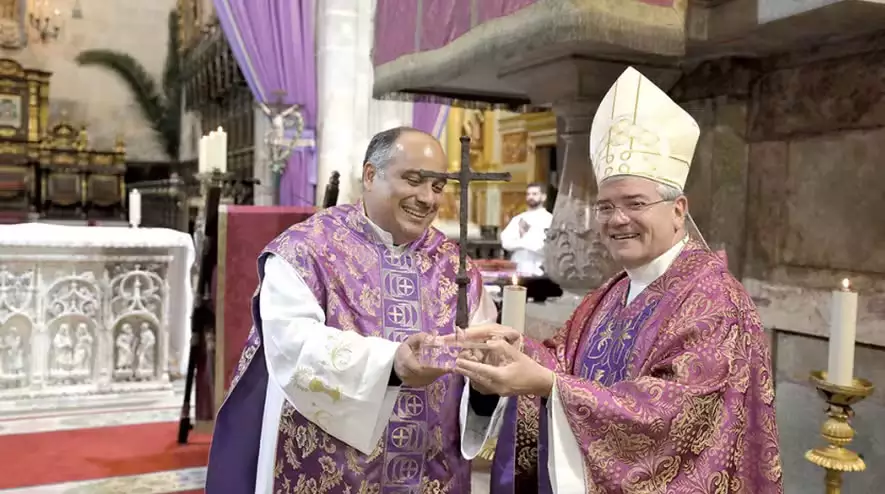 Cruz usada na primeira missa no Brasil chega ao país. Foto: Reprodução