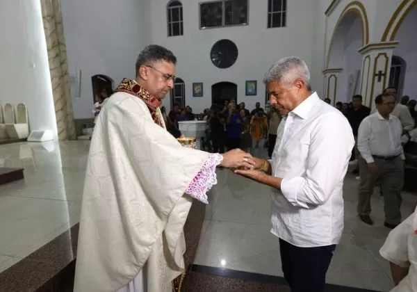 Jerônimo Rodrigues participa de missa e acompanha a tradicional Procissão do Fogaréu. Foto: Joá Souza/GOVBA