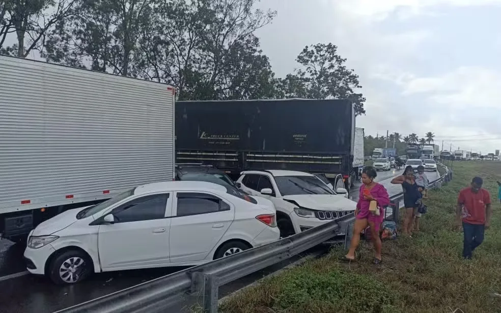 A rodovia no sentido Salvador/Feira de Santana teve um engarrafemtno de 4km - Foto: Reprodução | Redes Sociais