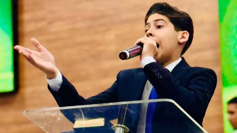 Aos 15 anos, Miguel Oliveira acumula seguidores, polêmicas e acusações de charlatanismo por fieis e internautas. Foto: Reprodução/Redes Sociais