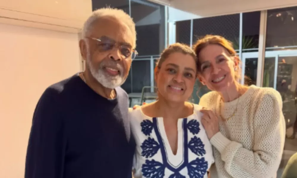 Preta Gil posou ao lado do pai e madrasta após receber alta médica do Hospital Sírio-Libanês. Foto: Reprodução/ Redes sociais