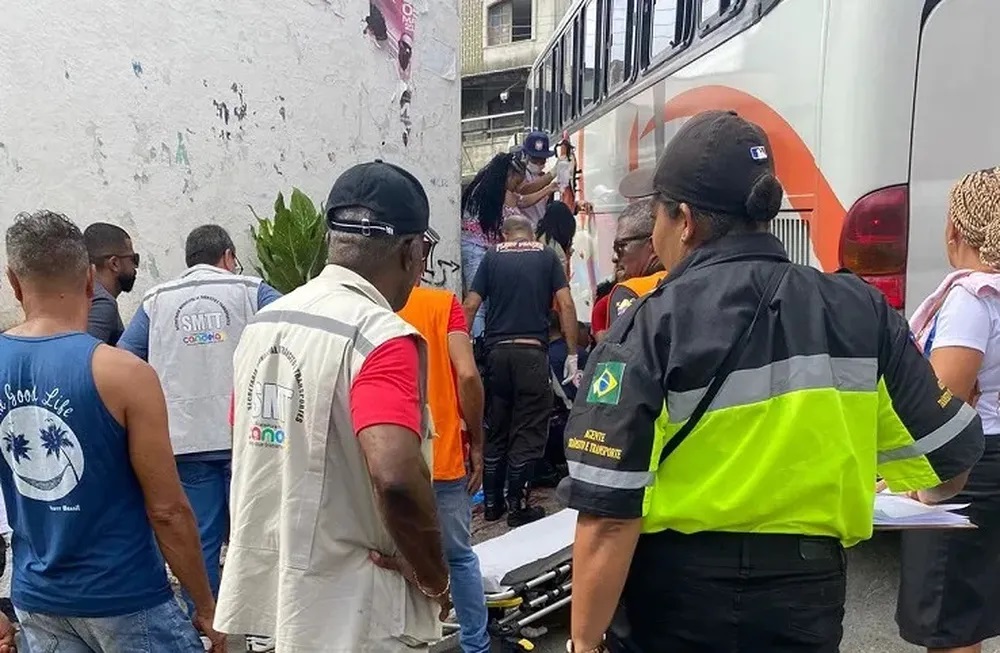 Duas pessoas são atropeladas por micro-ônibus na BA; motorista tinha CNH vencida — Foto: Divulgação/Resenha Notícias
