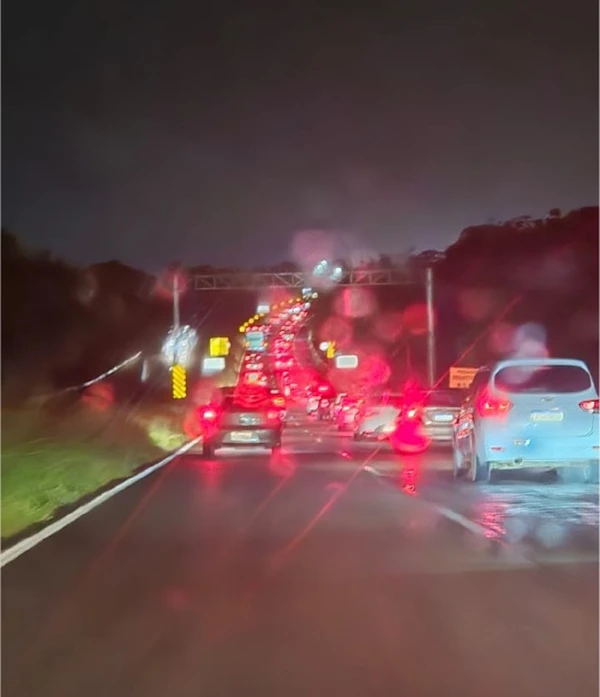 Trânsito intenso e muita chuva na BR-324. Foto: Moysés Suzart/ Correio