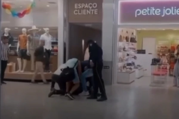 Homem foi contido por seguranças. Foto: Reprodução