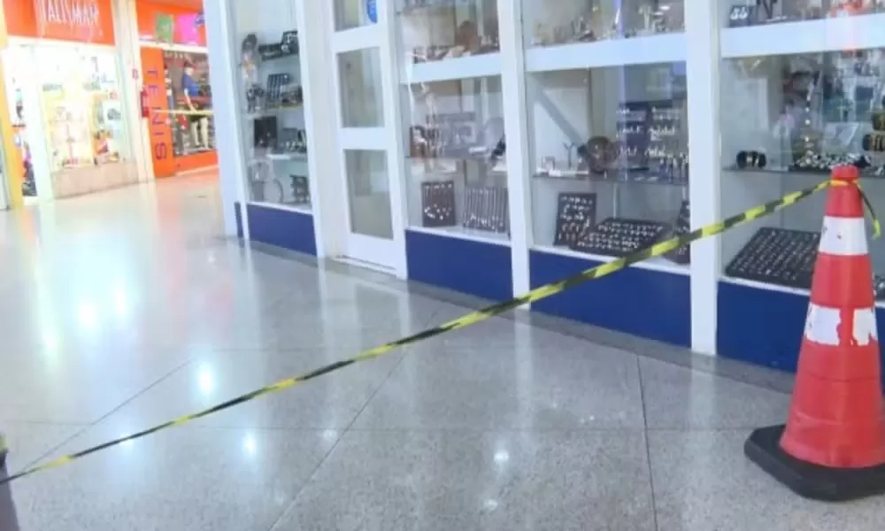 Segurança e cliente ficam feridos durante tiroteio em shopping de bairro nobre de Salvador. Foto: Reprodução/TV Bahia