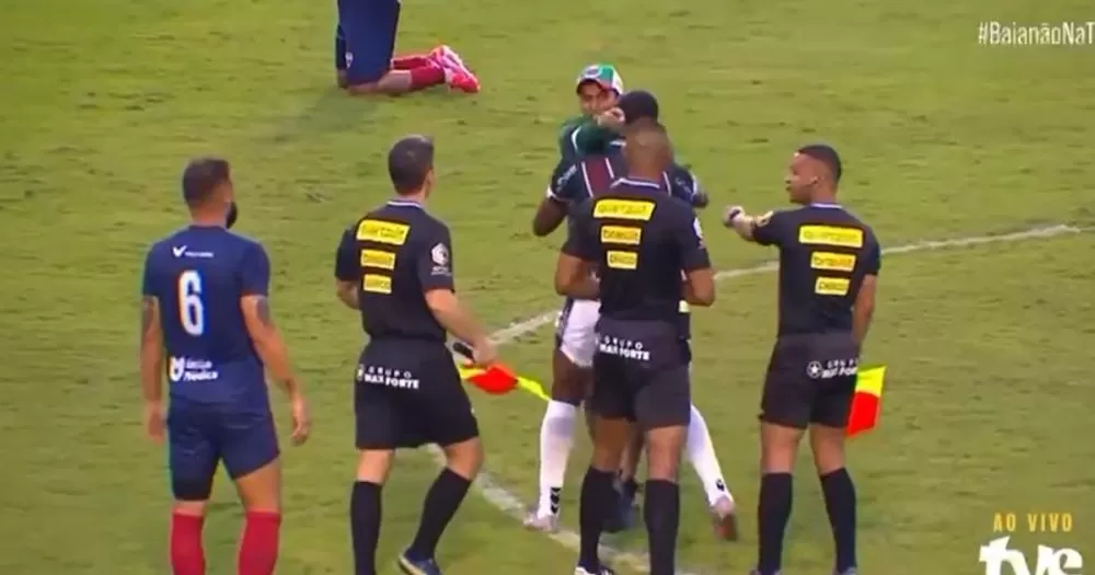 Semifinal da Série B do Baiano termina em confusão e invasão de campo. Foto: Reprodução / TVE